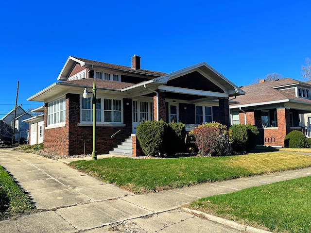 view of front facade featuring a front lawn