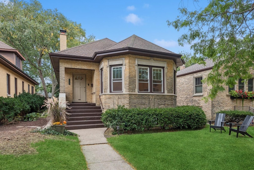 view of front of house with a front lawn