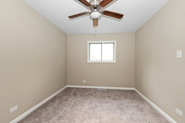 carpeted empty room featuring ceiling fan