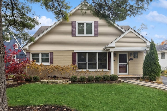 view of front of home featuring a front lawn