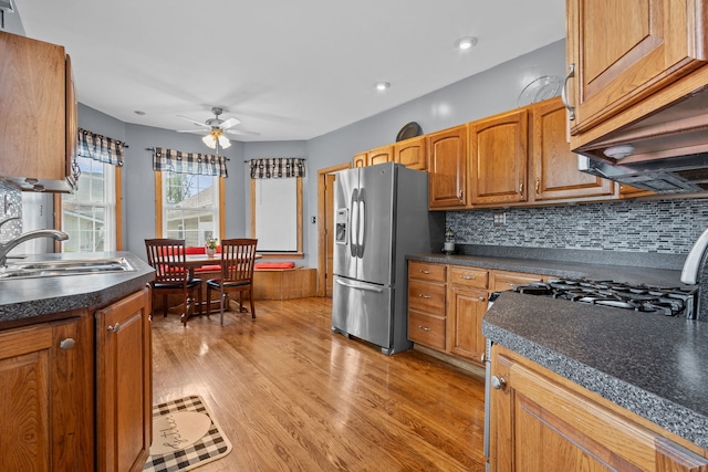 kitchen with sink, light hardwood / wood-style flooring, ceiling fan, tasteful backsplash, and stainless steel fridge with ice dispenser