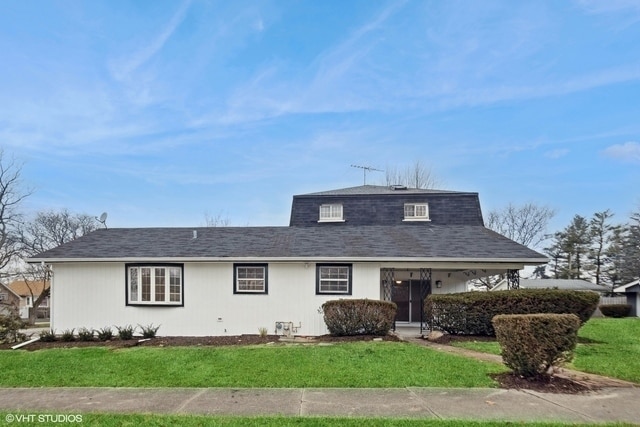 view of front of home featuring a front yard