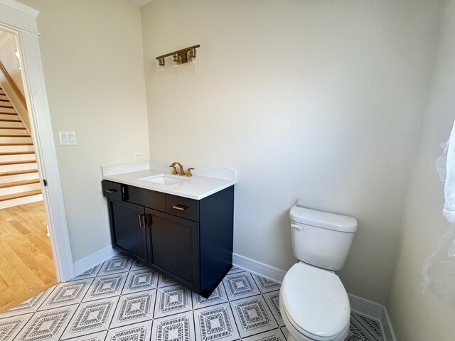 empty room with light hardwood / wood-style flooring and crown molding