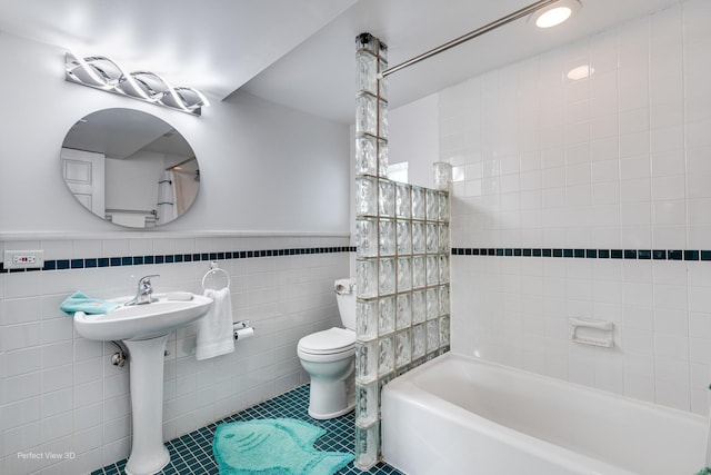 8542 W 132nd Pl, Palos Park, IL 60464 - full bath featuring tile walls, tile patterned floors, toilet, and a wainscoted wall