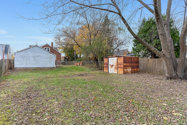 view of yard with a storage unit