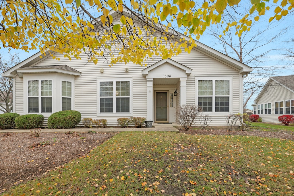 view of front facade featuring a front lawn