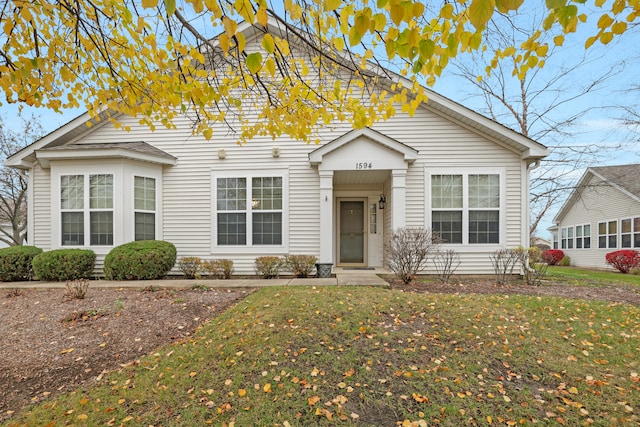 view of front facade featuring a front lawn