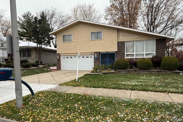 view of front facade featuring a garage and a front lawn