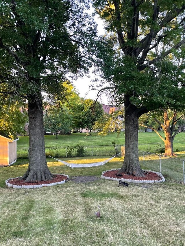 view of property's community featuring a yard