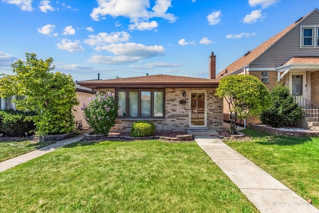 view of front of property featuring a front lawn