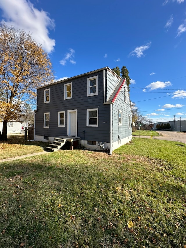 view of front of house featuring a front lawn