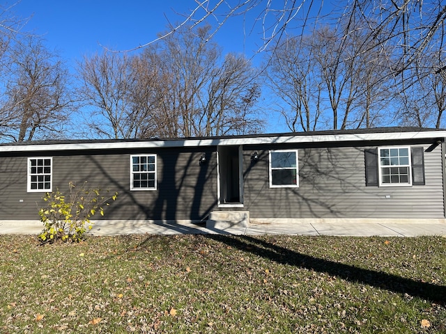 single story home featuring a front yard