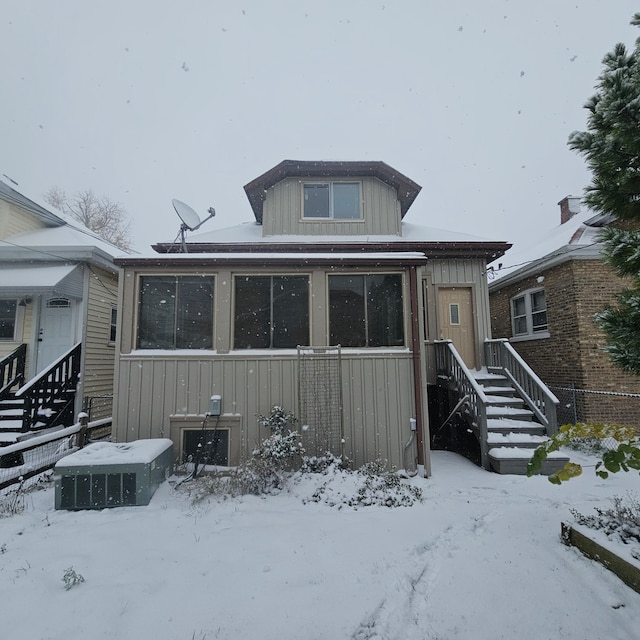 view of front of property with a front yard