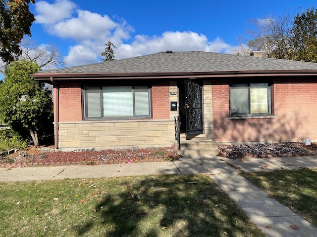 view of front of home featuring a front yard