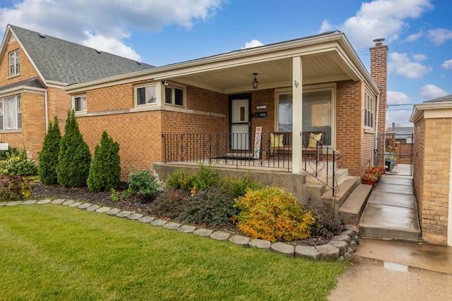 view of front facade featuring a front lawn