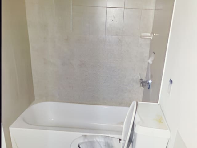 bathroom with tiled shower / bath