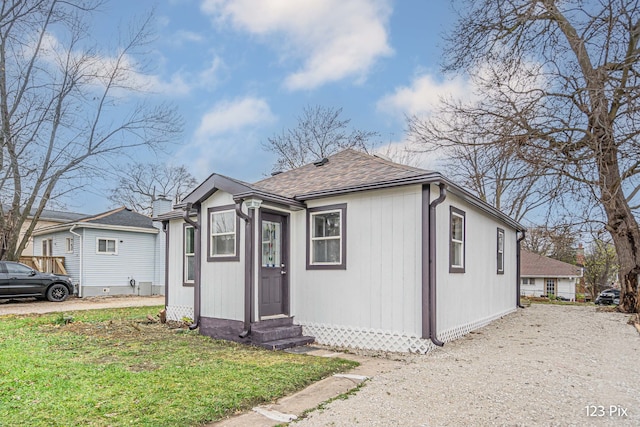 view of front of property featuring a front yard