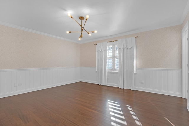 spare room featuring ornamental molding, dark hardwood / wood-style floors, and a notable chandelier