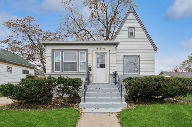 view of front facade featuring a front yard