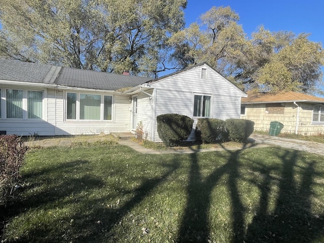 view of front of property featuring a front yard