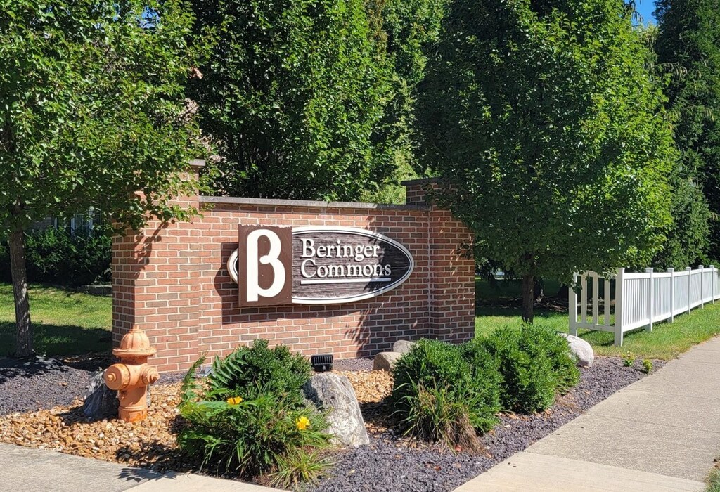 612 N Beacon Hill Cir, Urbana, IL 61802 - photo 1