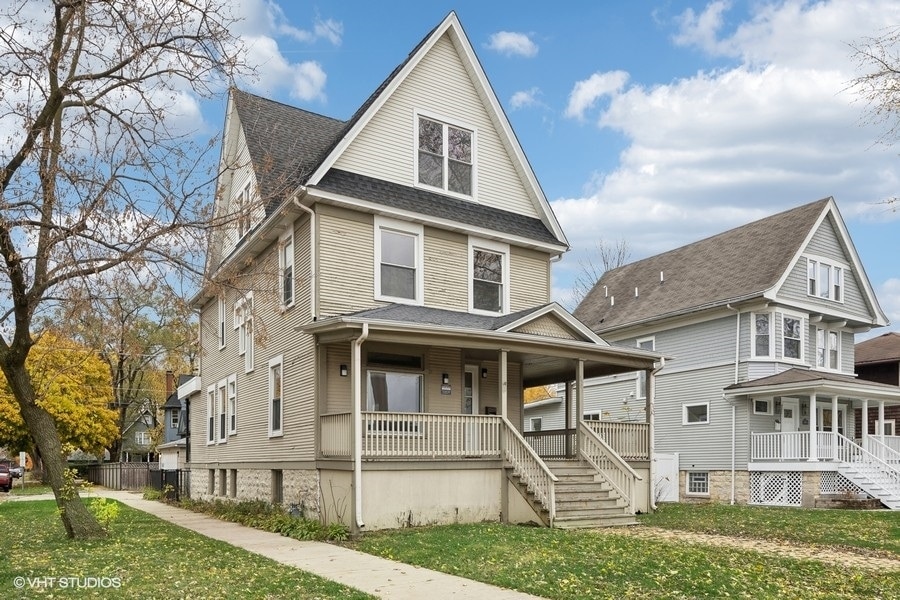 view of front of house featuring a porch and a front lawn