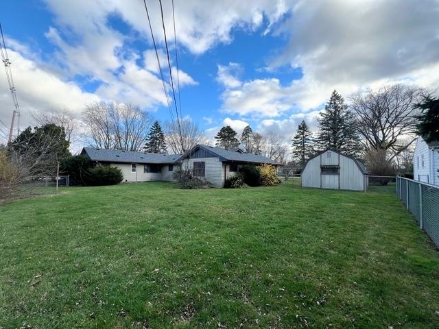 view of yard featuring an outdoor structure