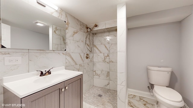 bathroom featuring a tile shower, decorative backsplash, vanity, and toilet