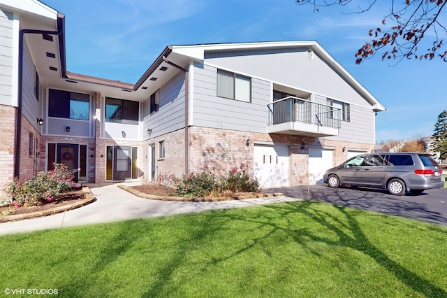 view of front of house featuring a front lawn