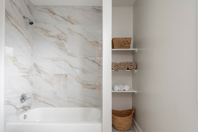 bathroom with tiled shower / bath combo