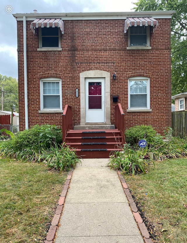 view of front of home featuring a front lawn