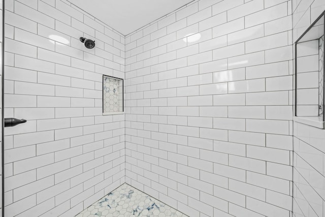 bathroom featuring a tile shower