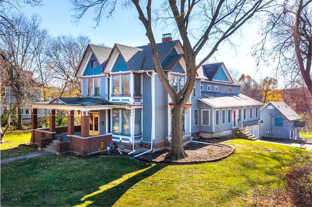 view of front of property featuring a porch and a front lawn