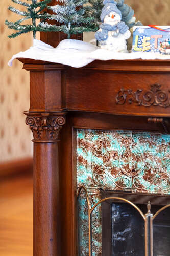 details with hardwood / wood-style flooring