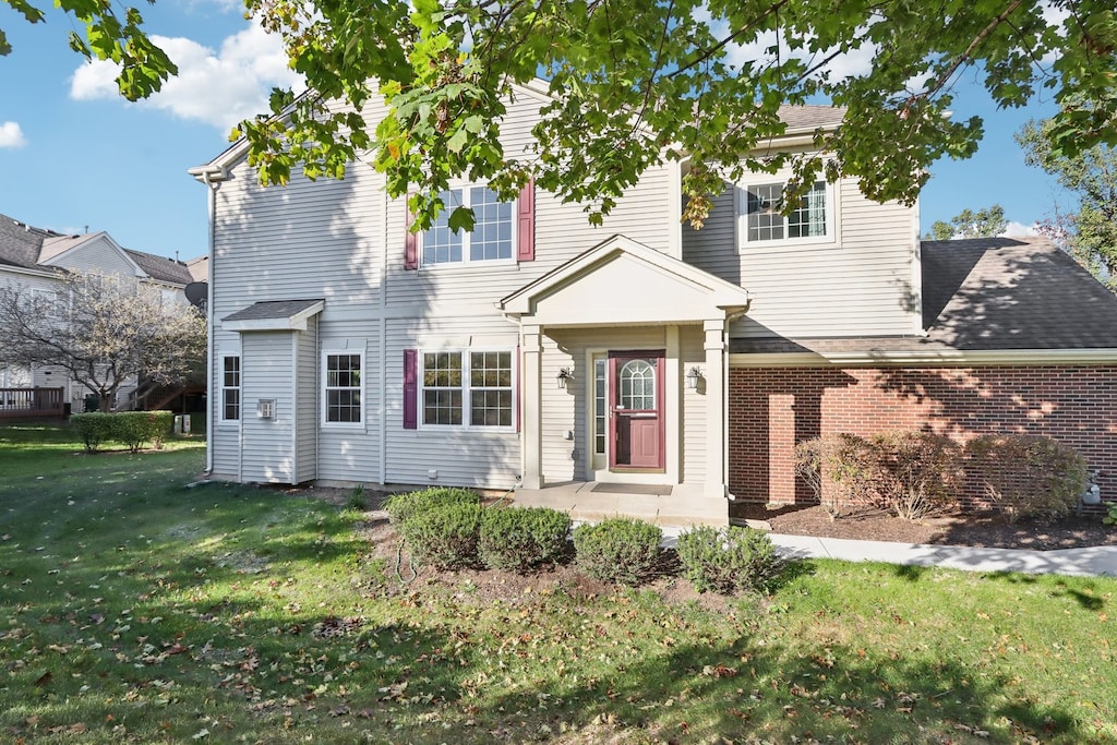 view of front of home with a front lawn