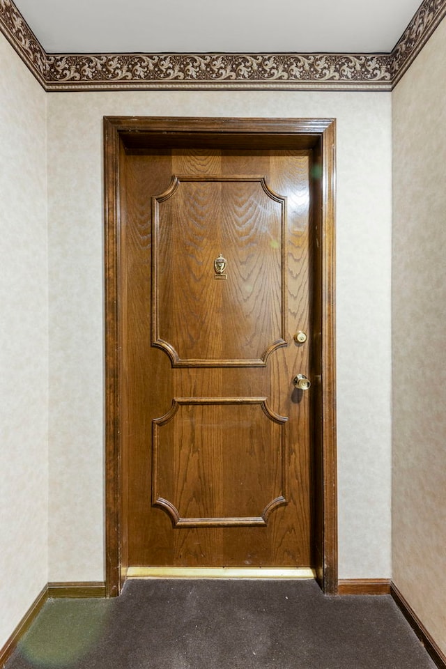 room details featuring carpet flooring