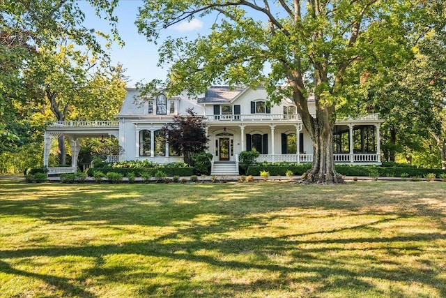 view of front of property featuring covered porch and a front lawn