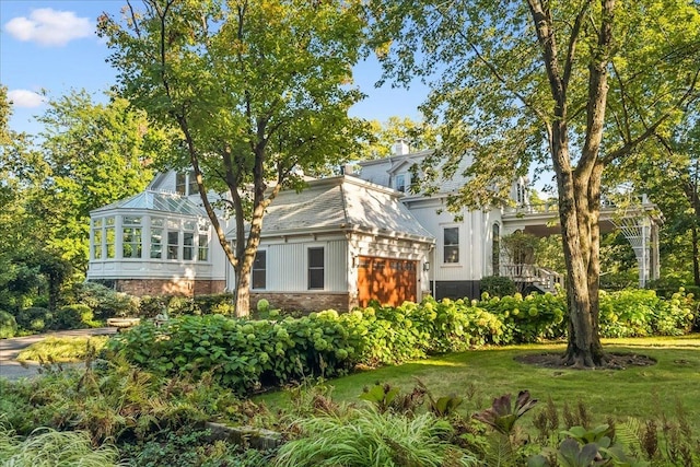 view of front of house featuring a front lawn