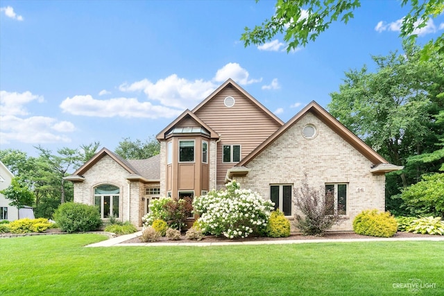 view of front of property featuring a front yard