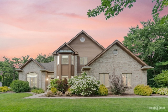 view of front of property featuring a yard