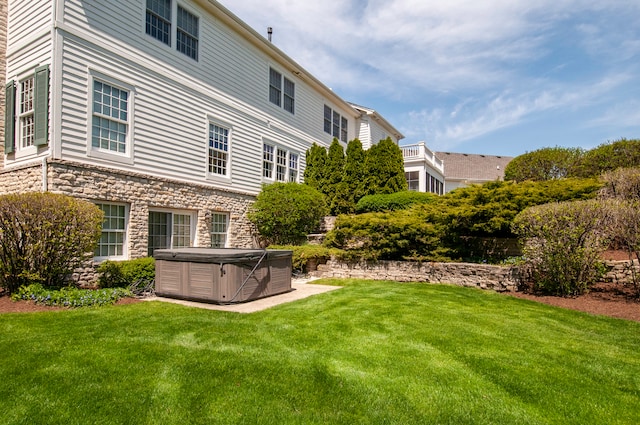 view of yard featuring a hot tub