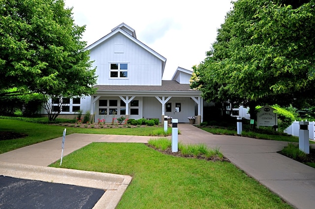 view of front of home featuring a front yard