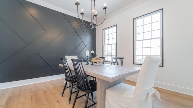 dining room featuring an inviting chandelier, crown molding, and light hardwood / wood-style flooring