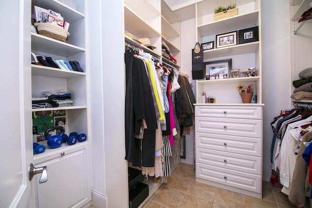 walk in closet with light tile patterned flooring