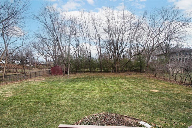 view of yard featuring a shed