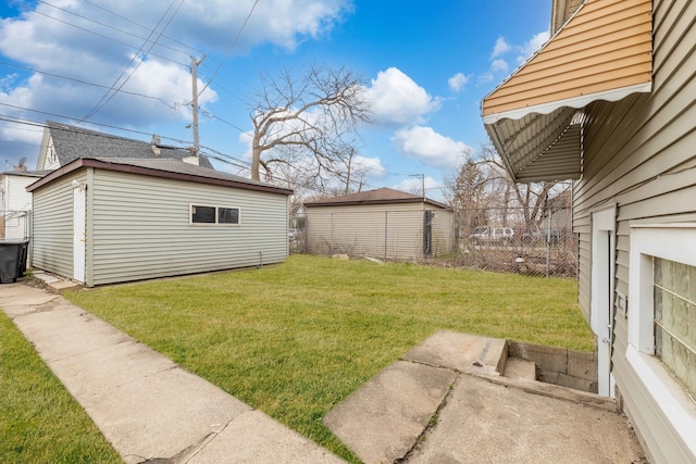 view of yard featuring an outbuilding