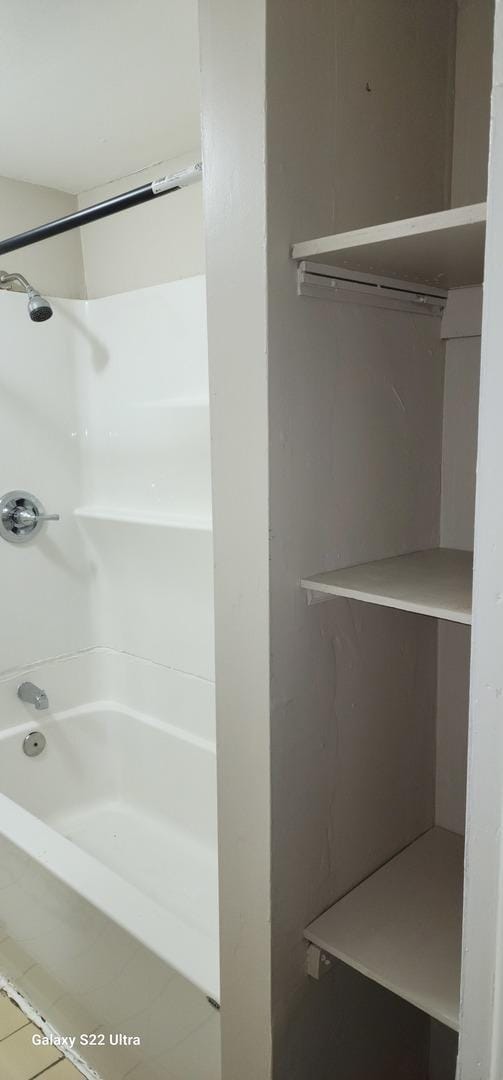 8350 S Muskegon Ave, Chicago, IL 60617 - view of full bathroom