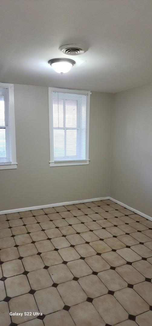 8350 S Muskegon Ave, Chicago, IL 60617 - empty room featuring baseboards