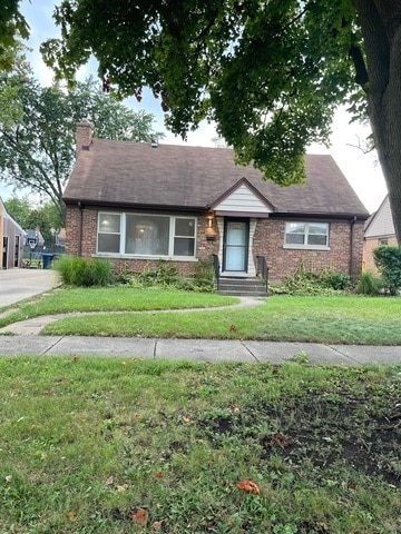 view of front of home featuring a front lawn