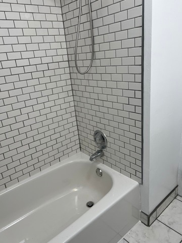 bathroom with tiled shower / bath